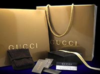 Shopping-bags dorate di Gucci