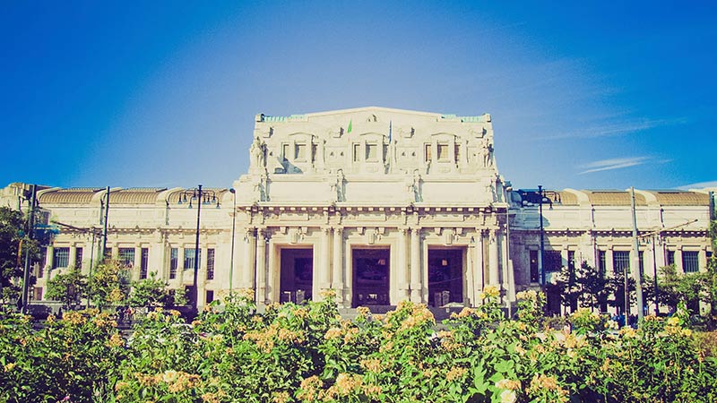 Una foto d'epoca della stazione centrale di Milano