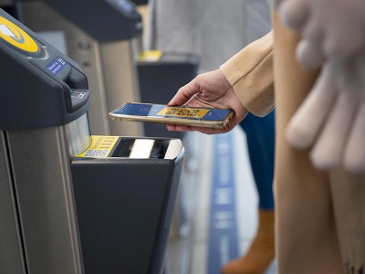 pagamento-contactless-metropolitana-smartphone