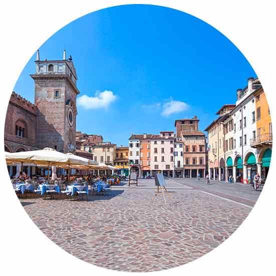 Piazza delle Erbe a Mantova Mantova: 8 luoghi da non perdere - Piazza delle Erbe