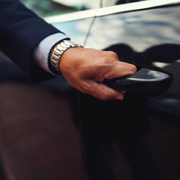 Auto con Autista Milano: conducente apre la portiera