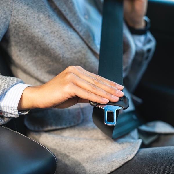 Auto con Autista Milano: imprenditrice che mette la cintura di sicurezza