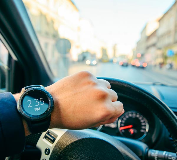 Auto con Autista Milano: uomo che guarda l'orologio dentro la macchina