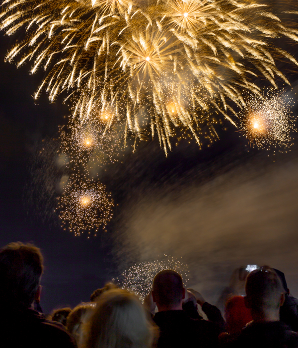 Festival Pirotecnico di Cannes -  Persone che guardando i Fuochi d'artificio