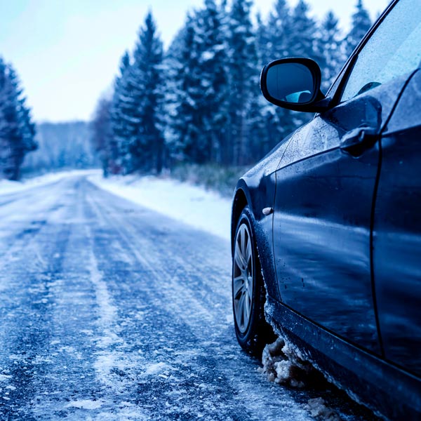 Godersi il Natale a Milano a bordo di un'auto di lusso: auto che va verso la montagna