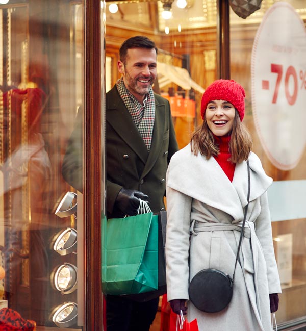 Godersi il Natale a Milano a bordo di un’auto di lusso: coppia che compra nei negozi
