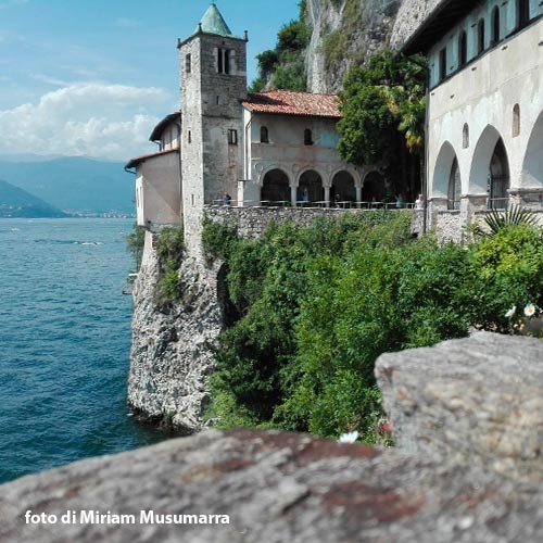 Lago Maggiore cosa vedere con la tua macchina con autista: Eremo di Santa Caterina del Sasso