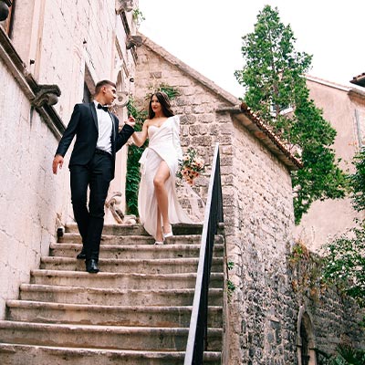 Destination Wedding in un borgo d'Italia con auto di lusso con conducente