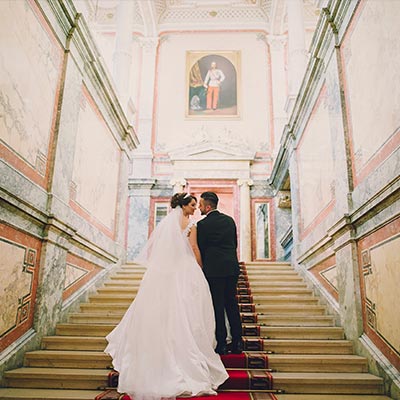 Destination Wedding in un museo in Italia con auto di lusso con conducente Destination Wedding in un museo in Italia con auto di lusso con conducente