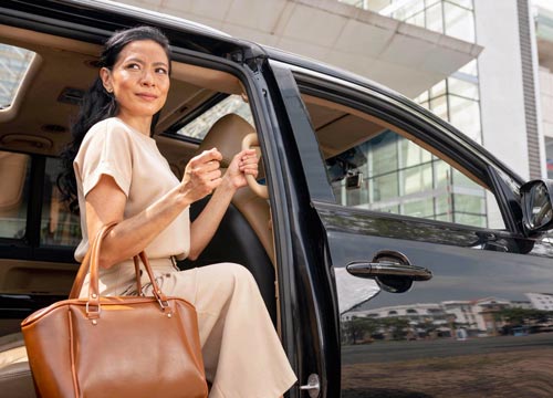 Milano ad Agosto: trasporto donna