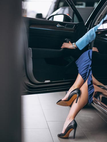 Natale a Milano: gambe donna elegante scende dall'auto