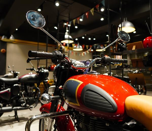 Noleggio Auto con Conducente Milano: motocicletta parcheggiata EICMA