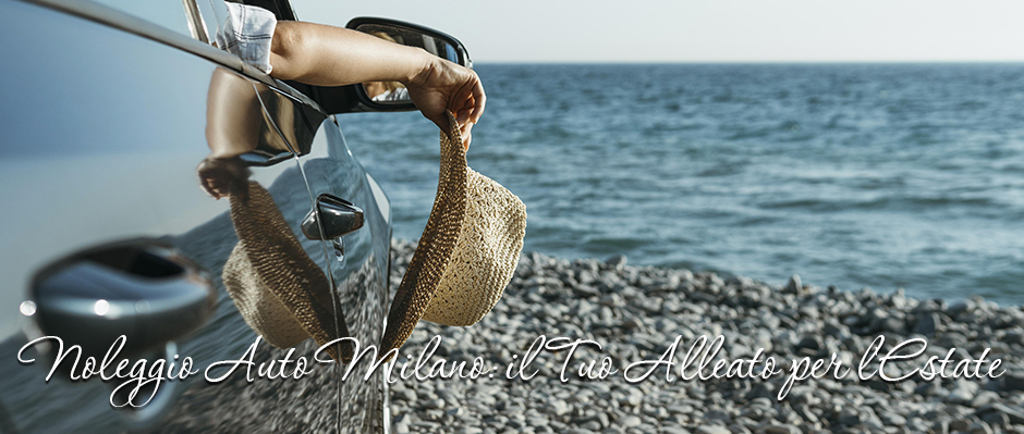 Noleggio Auto con Conducente Milano: uomo in macchina davanti alla spiaggia con capello