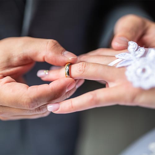 Noleggio auto matrimonio Milano: sposo mette fede nuziale dito sposa