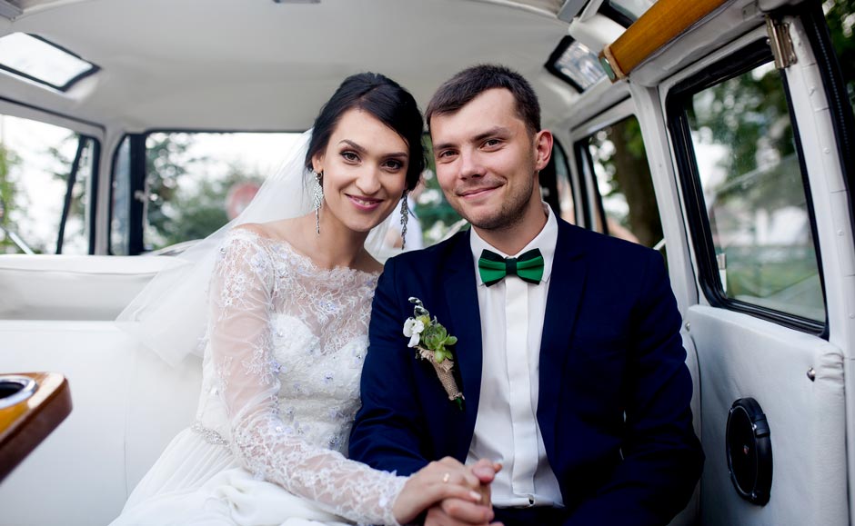 Noleggio auto matrimonio Milano: sposi nella limousine