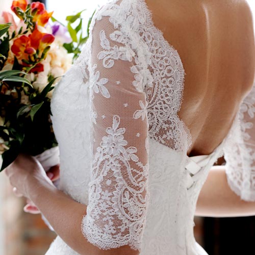 Noleggio auto matrimonio Milano: dettaglio schiena vestito sposa