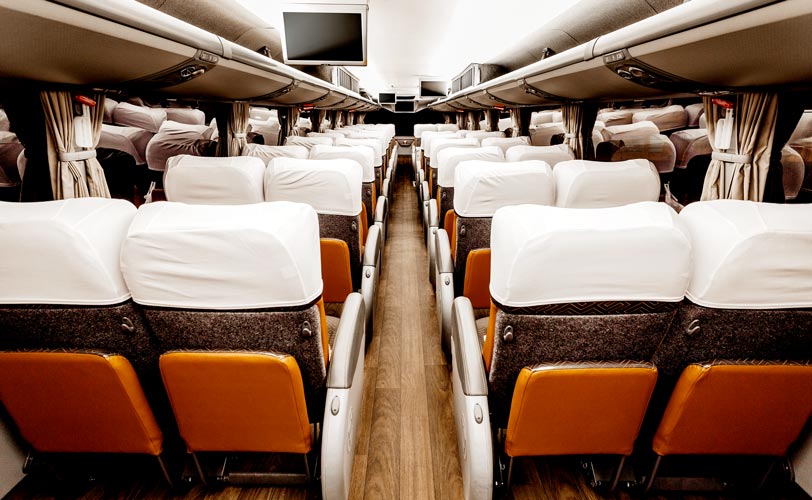 Servizio noleggio con conducente Milano: interno di pullman lusso