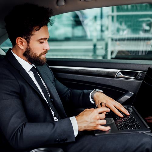 Servizio noleggio con conducente Milano: ragazzo business lavoro al pc