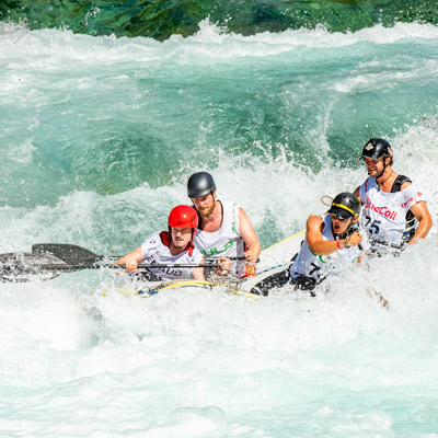 Sport estremi in auto a noleggio con conducente a Milano: rafting