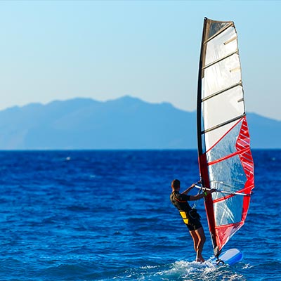 Sport estremi in auto a noleggio con conducente a Milano: Windsurf