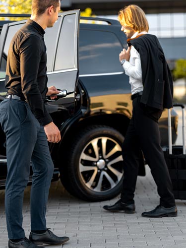 Transfer aeroportuale a Milano: uomo sale in auto