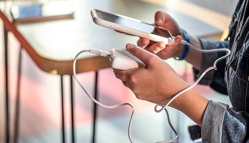Consigli utili per viaggiare in aereo - Carica batteria per smartphone portatile