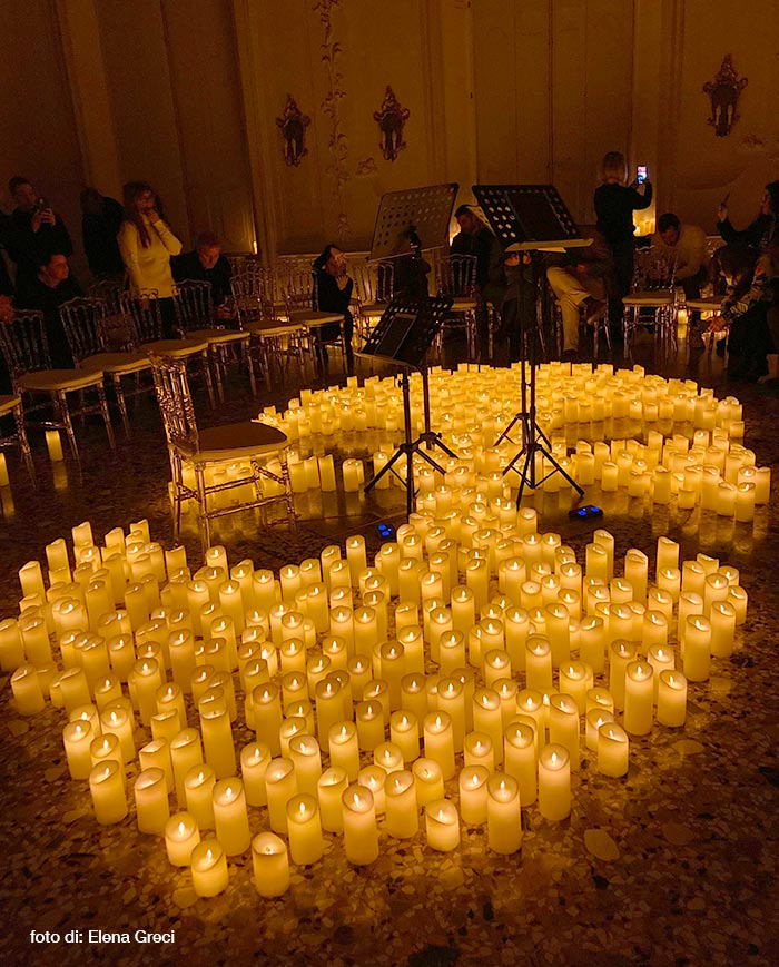 Vivere Milano: candele, violino e spartito