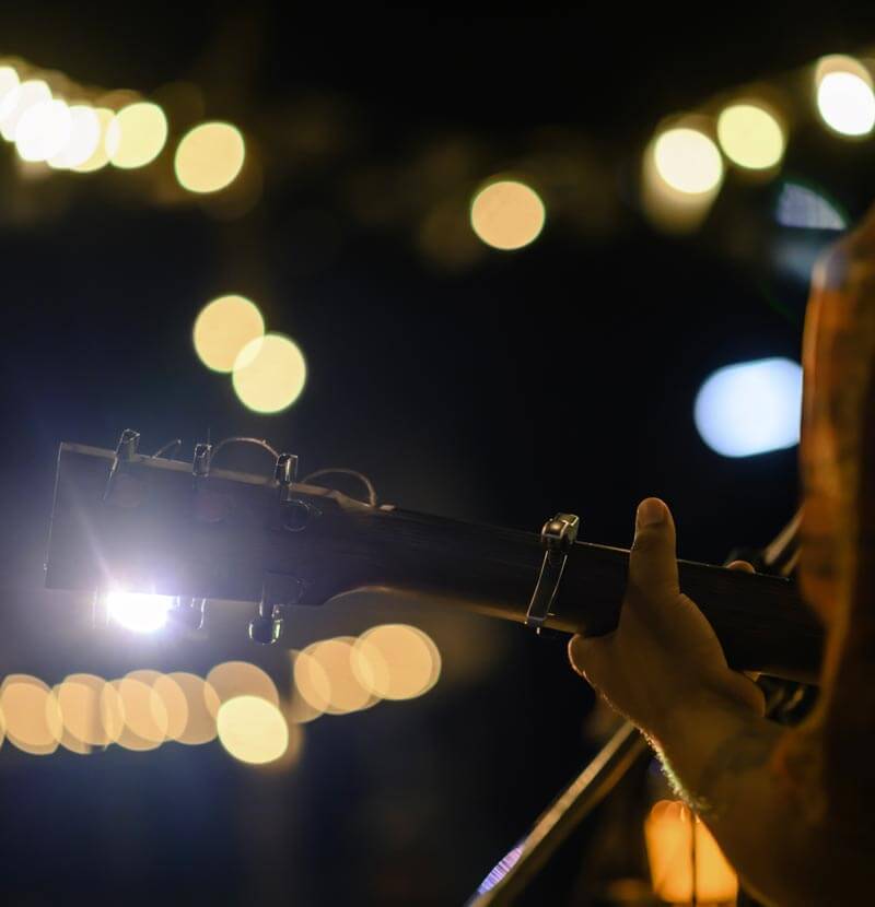 Vivere Milano: luci sfocate e chitarra in primo piano
