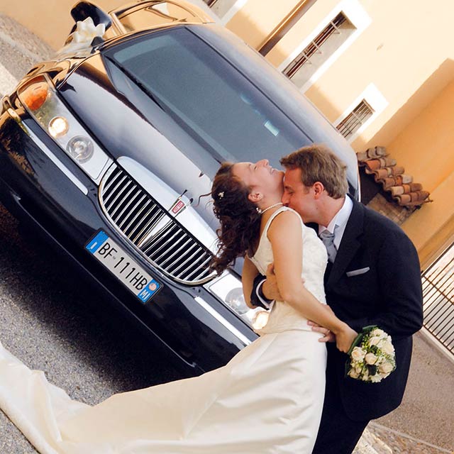 Coppia di sposi e Limousine