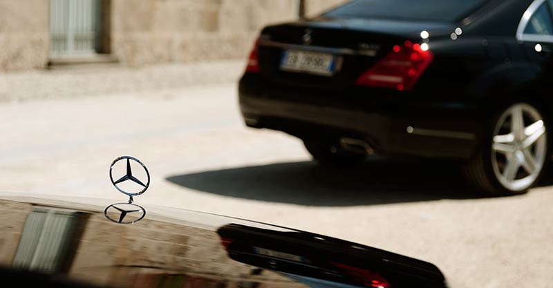 Due Mercedes in servizio roadshow