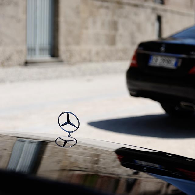 Stemma sul cofano di una mercedes a un roadshow