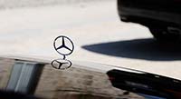Stemma Mercedes sul cofano di una macchina a un roadshow