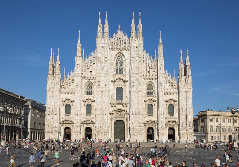 Vista frontale del Duomo di Milano