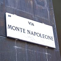 Targa di via Monte Napoleone a Milano